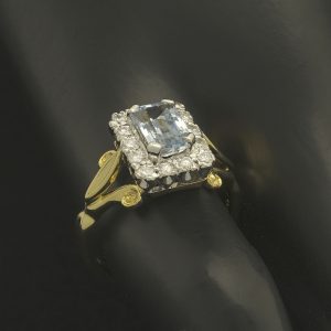 18ct Yellow Gold 0.87ct Aquamarine &#038; 0.12ct Diamond Cluster Ring