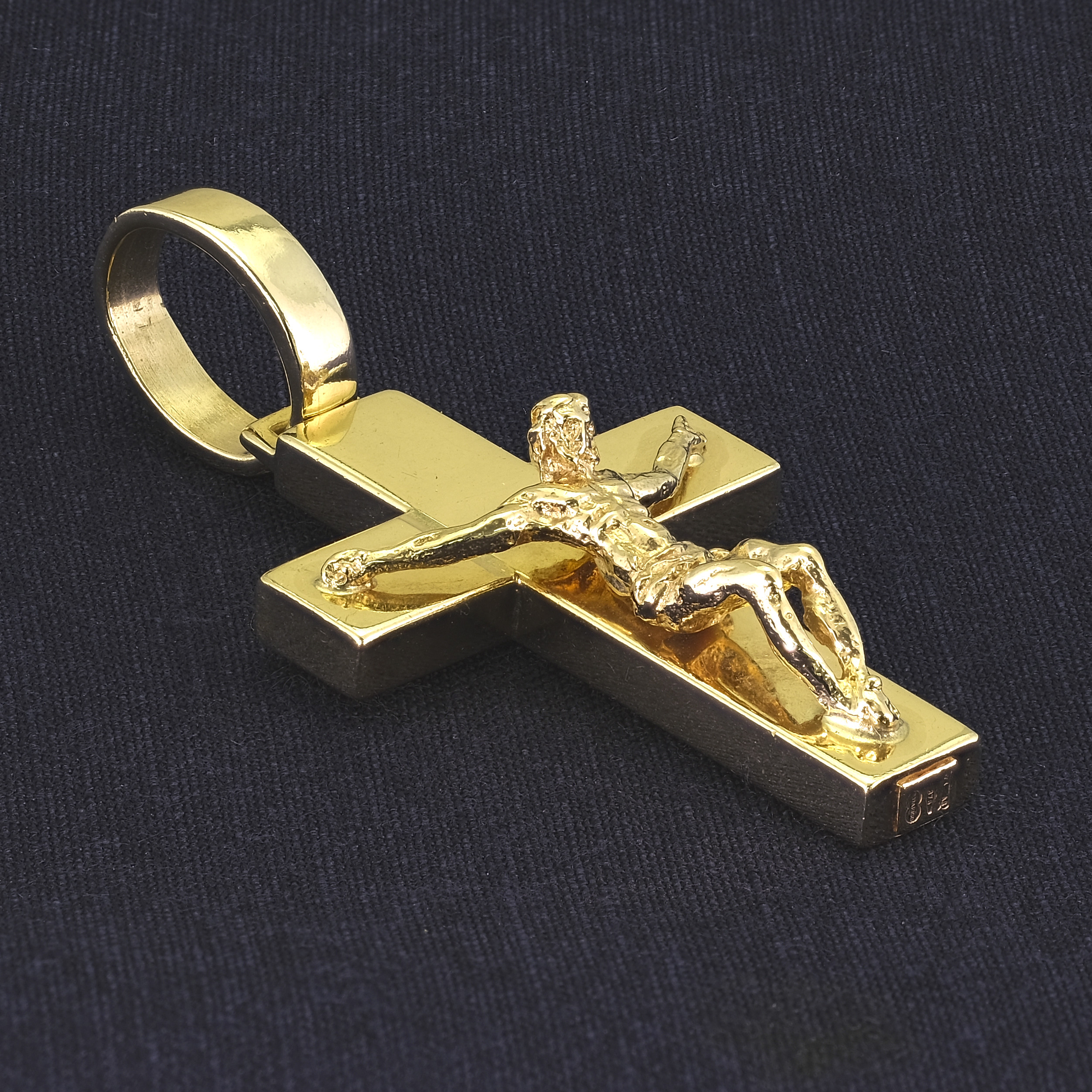 Old English Jewellers 9ct Yellow Gold Crucifix Pendant With 18" Curb Chain