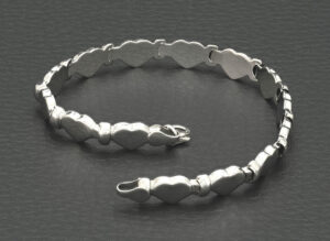 9ct White Heart Shaped Bracelet 7.5&#8243; 6.5mm