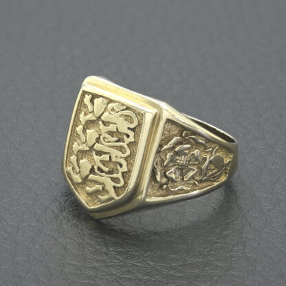 9ct Yellow Gold Three Lions Signet Ring - Image 4