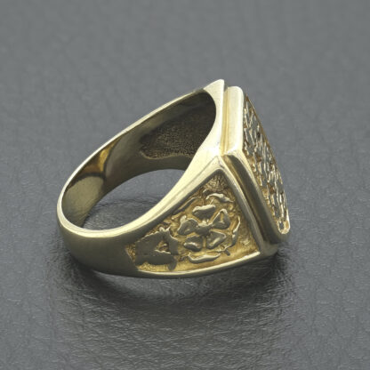 9ct Yellow Gold Three Lions Signet Ring - Image 3