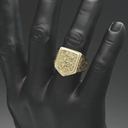 9ct Yellow Gold Three Lions Signet Ring - Image 2