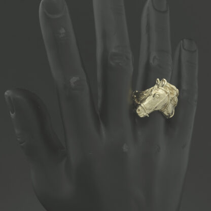9ct Yellow Gold Horse Ring - Image 3