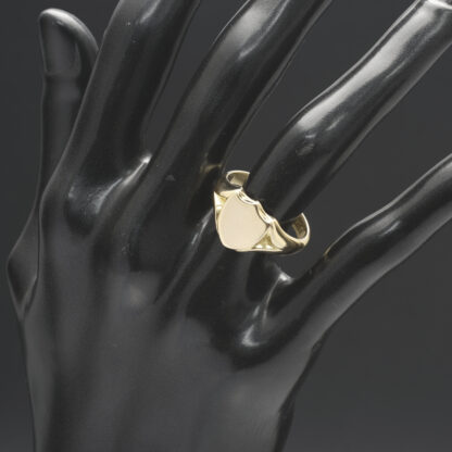 18ct Yellow Gold Signet Ring - Image 3