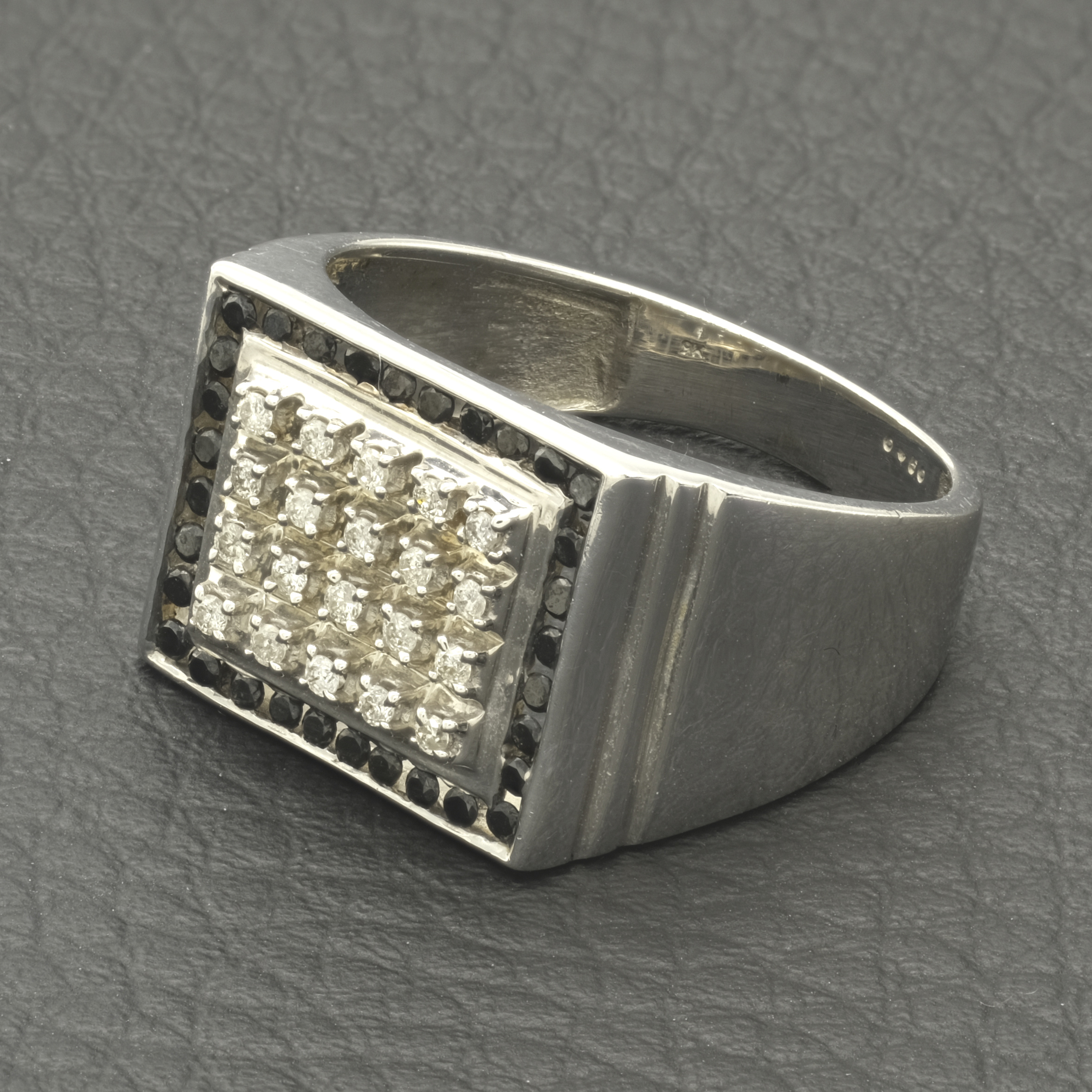 9ct white Gold 0.50ct Diamond Signet Ring - Image 2