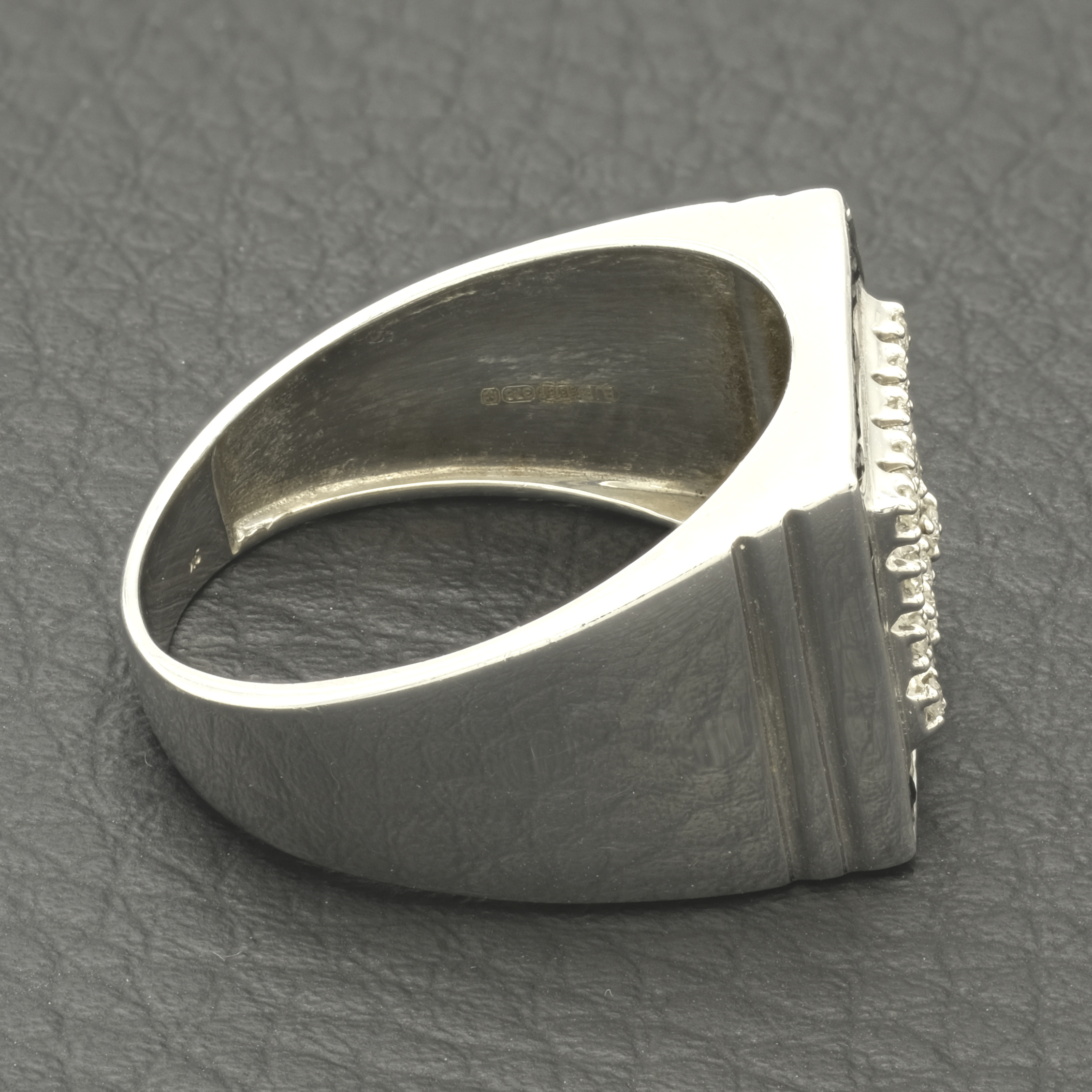 9ct white Gold 0.50ct Diamond Signet Ring - Image 4