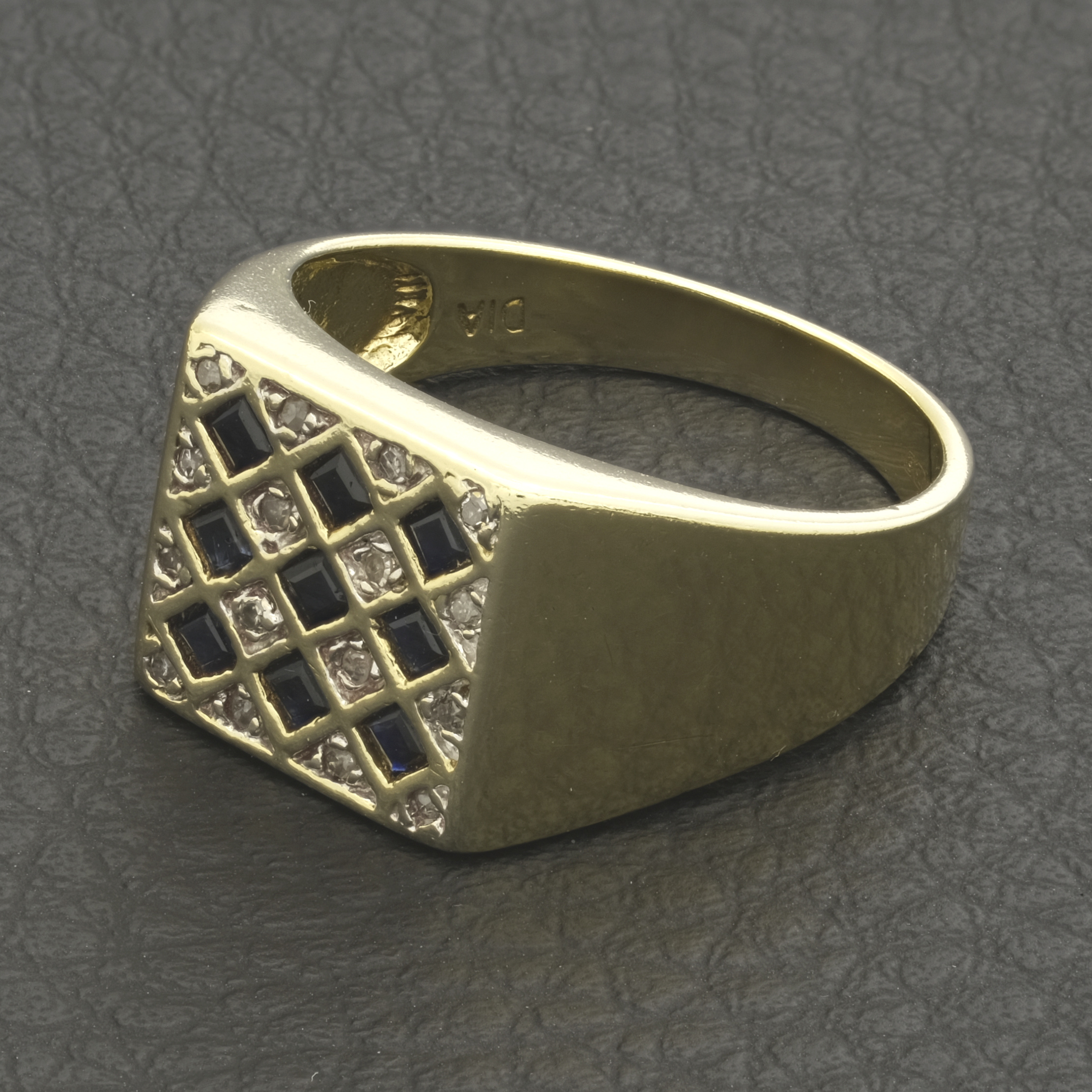 9ct Yellow Gold 0.05ct Diamond And Sapphire Signet Ring - Image 2