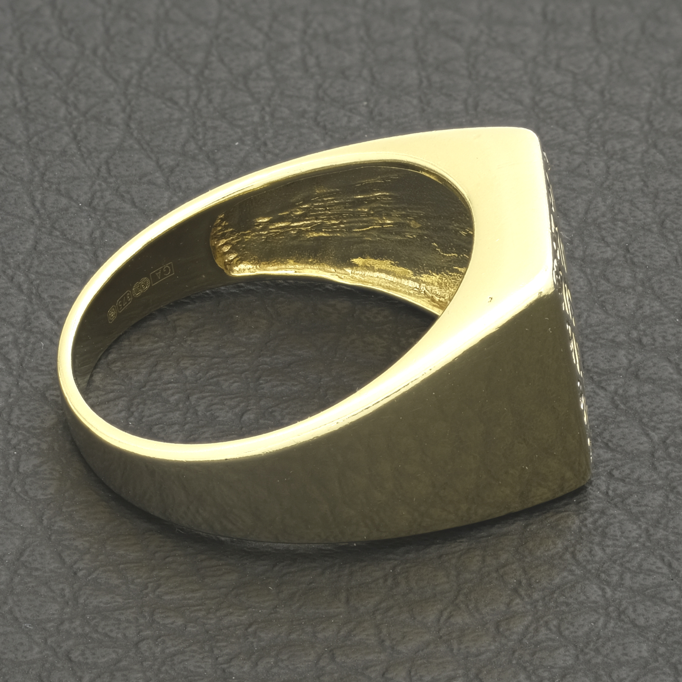 9ct Yellow Gold 0.05ct Diamond And Sapphire Signet Ring - Image 3
