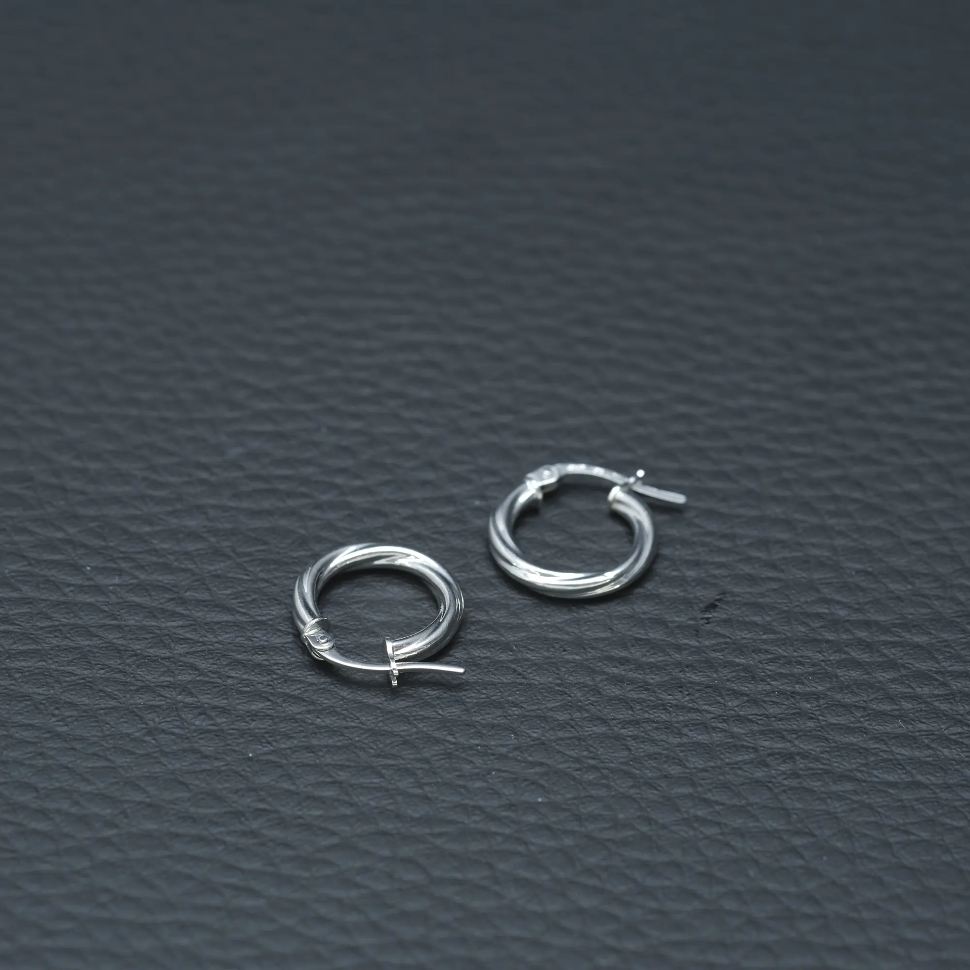 9ct White Gold Twist Hoop Earrings - Image 2
