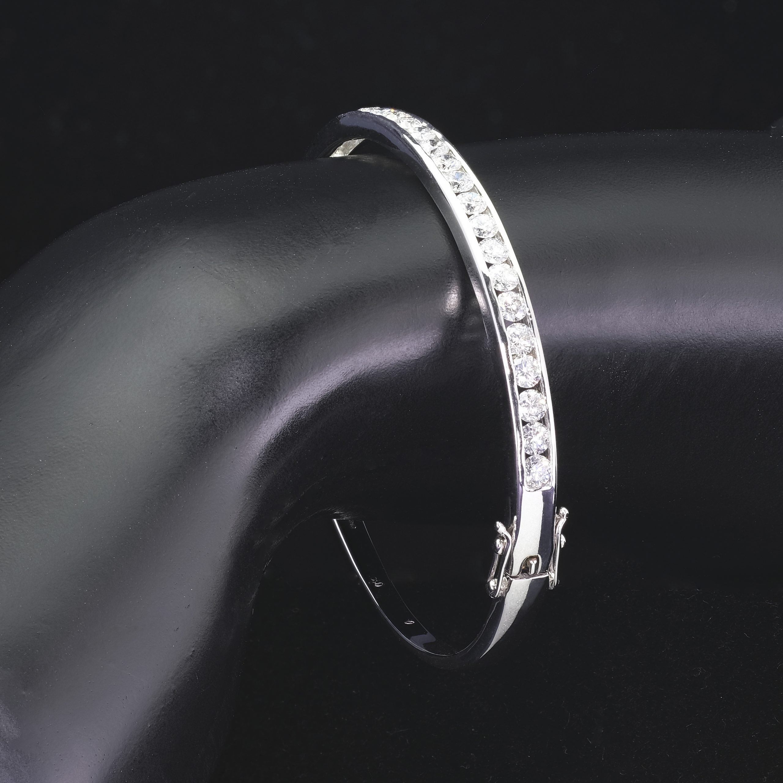 18ct White Gold 2.42ct Diamond Hinge Bangle - Image 2