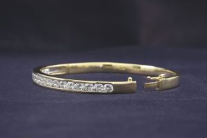 18ct Yellow Gold 3.00ct Diamond Hinge Bangle