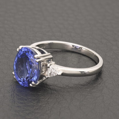 18ct White Gold 0.12ct Diamond & 4.10ct Tanzanite Three Stone Ring - Image 3