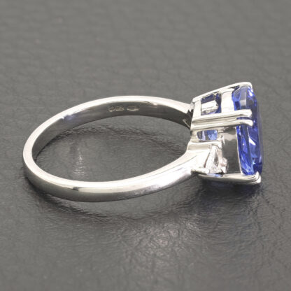 18ct White Gold 0.12ct Diamond & 4.10ct Tanzanite Three Stone Ring - Image 2