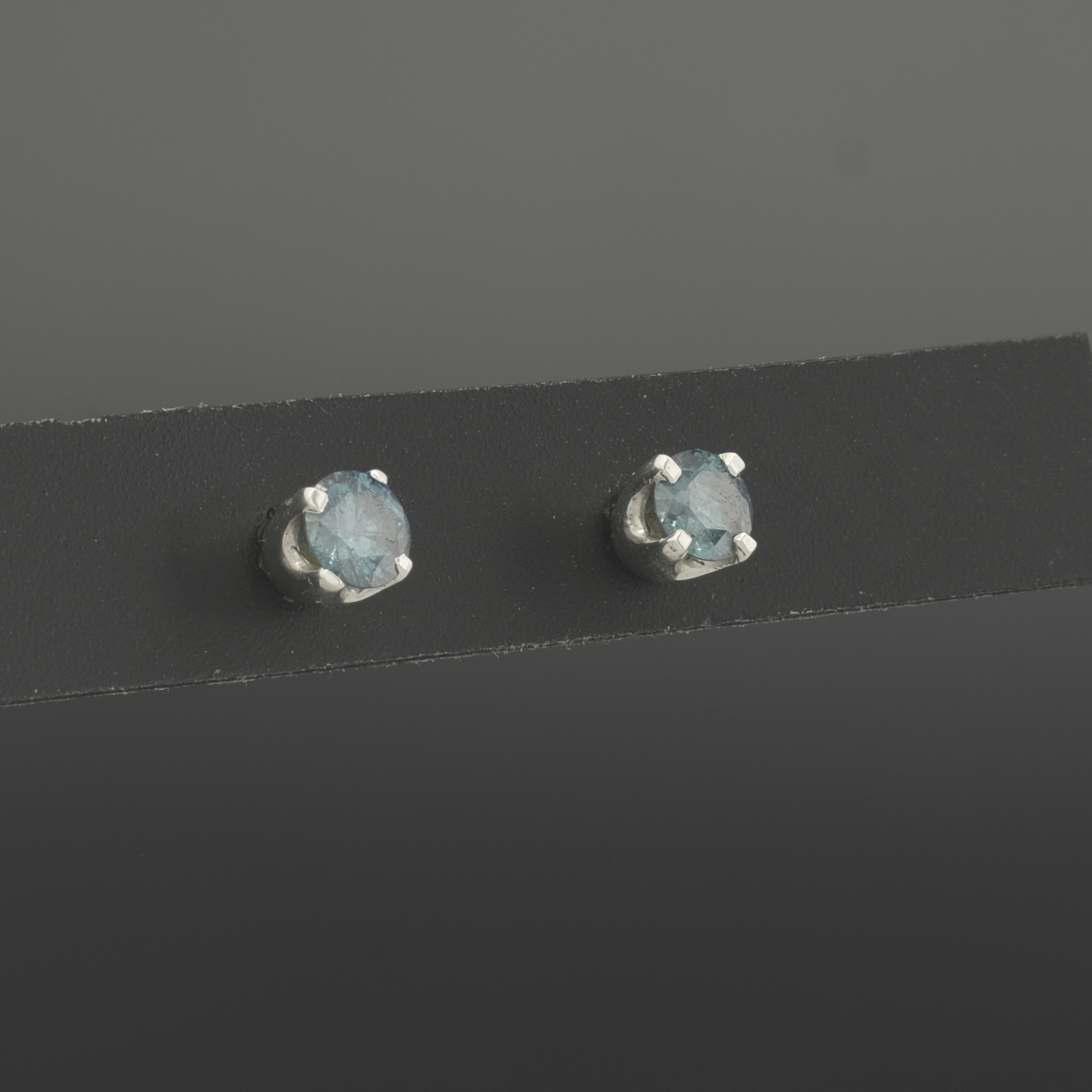 9ct White Gold 0.33ct Blue Diamond Stud Earrings - Image 2