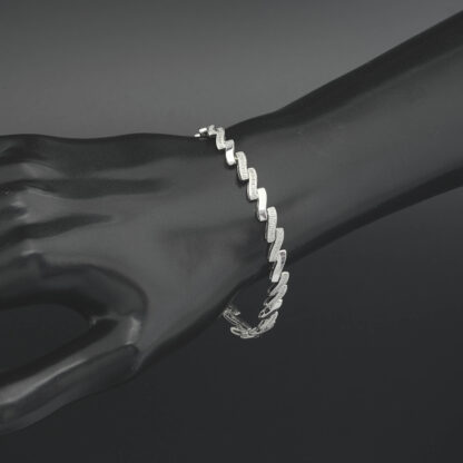 18ct White Gold 0.10ct Diamond Zig-Zag Bracelet 7" 2mm - Image 2