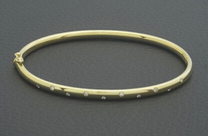 18ct Yellow Gold 0.10ct Diamond Bangle - Image 4