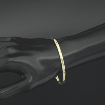 18ct Yellow Gold 0.10ct Diamond Bangle - Image 2