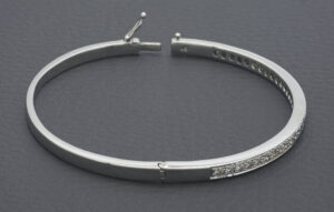 18ct White Gold 1.00ct Diamond Bangle