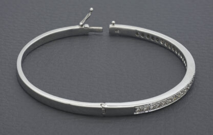 18ct White Gold 1.00ct Diamond Bangle - Image 3