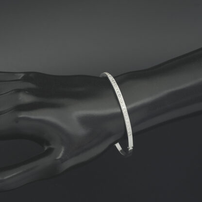 18ct White Gold 1.00ct Diamond Bangle - Image 2
