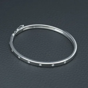 18ct White Gold 0.20ct Diamond 7 Stone Bangle