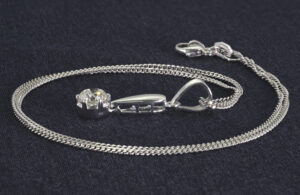 18ct White Gold 0.90ct Round Diamond Solitaire Necklace 16″