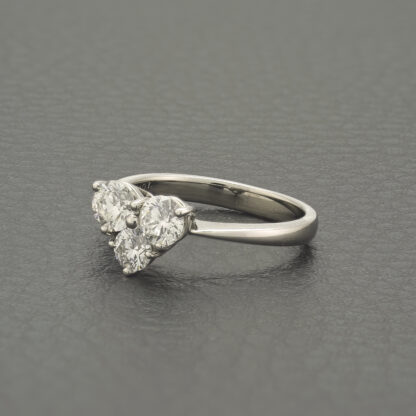 18ct White Gold 1.07ct Diamond 3 Stone Heart Ring - Image 2