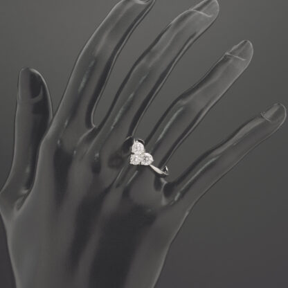 18ct White Gold 1.07ct Diamond 3 Stone Heart Ring - Image 3