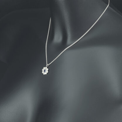 18ct White Gold Diamond & Sapphire Necklace 16" - Image 3