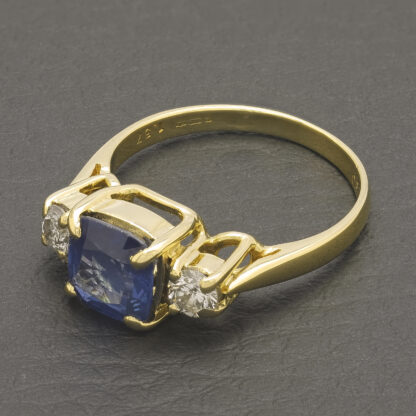 18ct Yellow Gold 0.30ct Diamond & 1.57ct Sapphire 3 Stone Ring - Image 2
