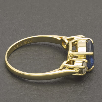18ct Yellow Gold 0.30ct Diamond & 1.57ct Sapphire 3 Stone Ring - Image 3