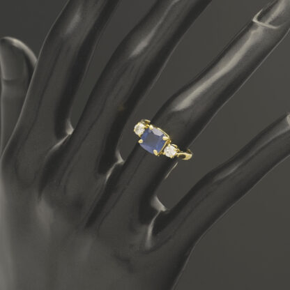 18ct Yellow Gold 0.30ct Diamond & 1.57ct Sapphire 3 Stone Ring - Image 4