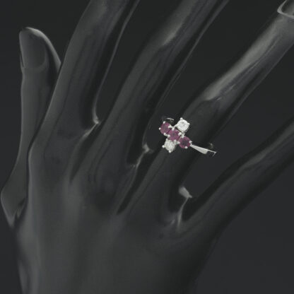 18ct White Gold 0.25ct Diamond & 0.50ct Ruby Cross Ring - Image 2