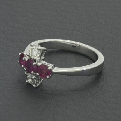 18ct White Gold 0.25ct Diamond & 0.50ct Ruby Cross Ring - Image 4