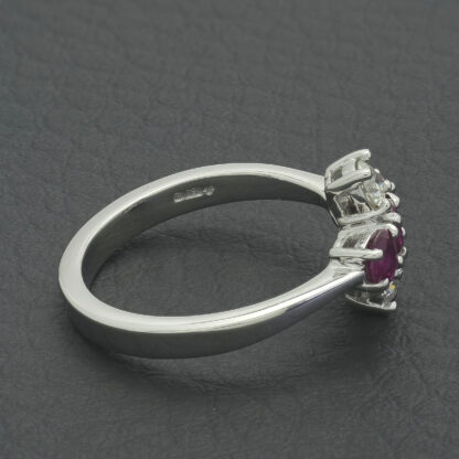 18ct White Gold 0.25ct Diamond & 0.50ct Ruby Cross Ring - Image 3