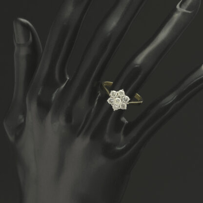 18ct Yellow Gold 1.00ct Diamond Daisy Ring - Image 4