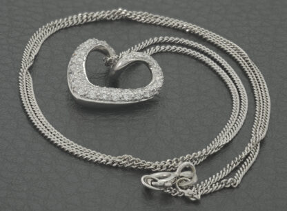 18ct White Gold 0.35ct Diamond Heart Necklace 18" - Image 3