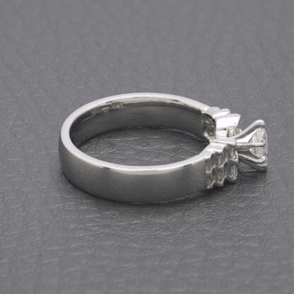 18ct White Gold 0.33ct Diamond Marquise Ring - Image 2