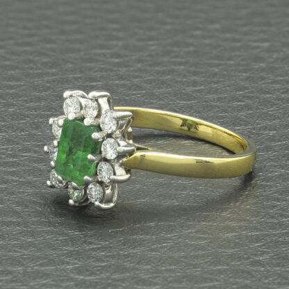 18ct Yellow Gold 0.30ct Diamond & 0.50ct Emerald Ring - Image 4