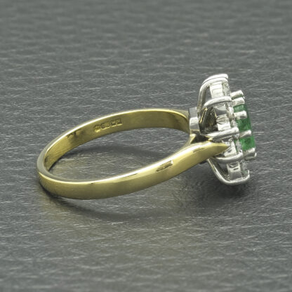 18ct Yellow Gold 0.30ct Diamond & 0.50ct Emerald Ring - Image 2