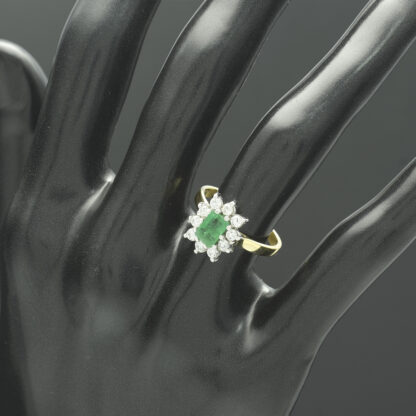 18ct Yellow Gold 0.30ct Diamond & 0.50ct Emerald Ring - Image 3