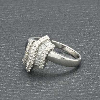 18ct White Gold 0.50ct Baguette And Round Diamond Ring - Image 4