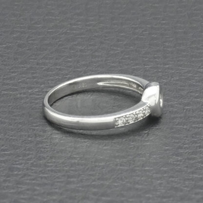 18ct White Gold 0.18ct Diamond Single Stone Ring With Diamond Set Shoulders - Image 3