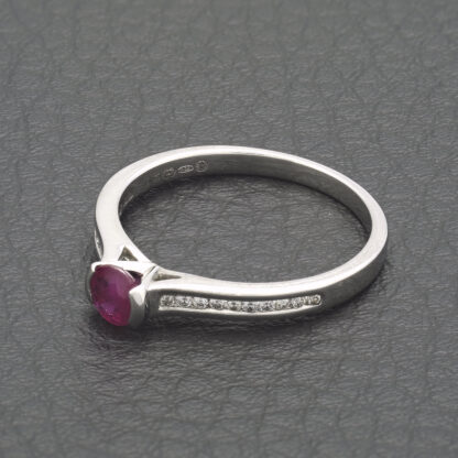 18ct White Gold Diamond and Ruby Ring - Image 4