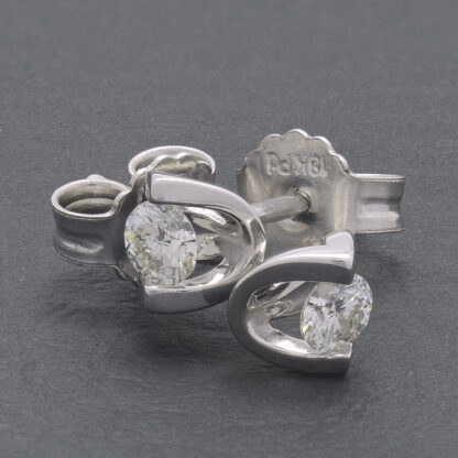 18ct White Gold 0.16ct Diamond Stud Earrings - Image 2