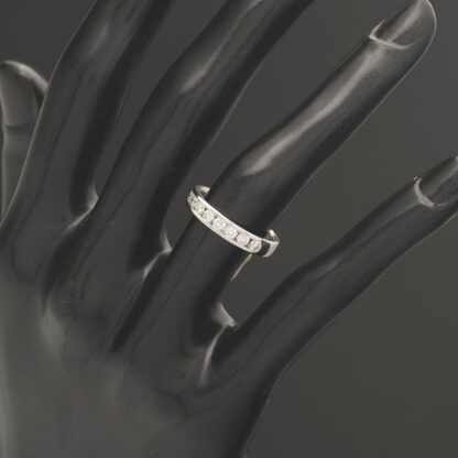 18ct White Gold 0.72ct Diamond 9 Stone Eternity Ring - Image 4