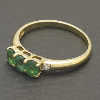 18ct Yellow Gold 0.02ct Diamond And Emerald Three Stone Ring - Image 3