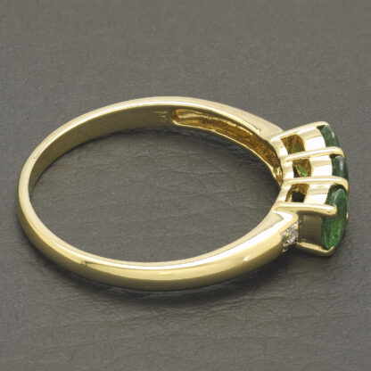 18ct Yellow Gold 0.02ct Diamond And Emerald Three Stone Ring - Image 4
