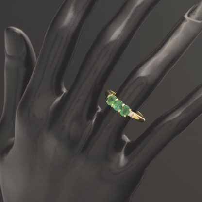 18ct Yellow Gold 0.02ct Diamond And Emerald Three Stone Ring - Image 2