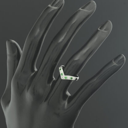 18ct White Gold 0.15ct Diamond & Emerald Wishbone Ring - Image 4